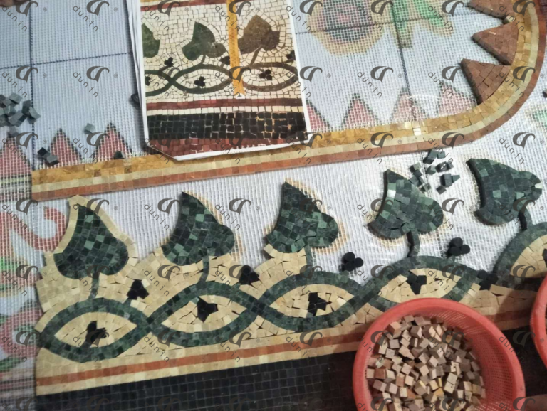 Obraz z mozaiki, przedstawia zielone elemeny