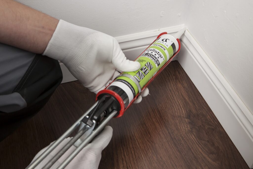 Jak montować listwy z poliuretanu? Listwa przypodłogowa, która podlega procesowi spoinowania