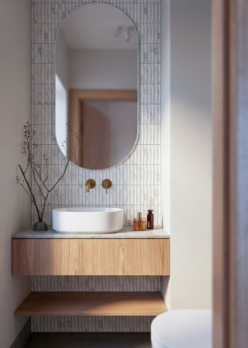 Pionowa aranżacja płytek prostokątnych w małej łazience