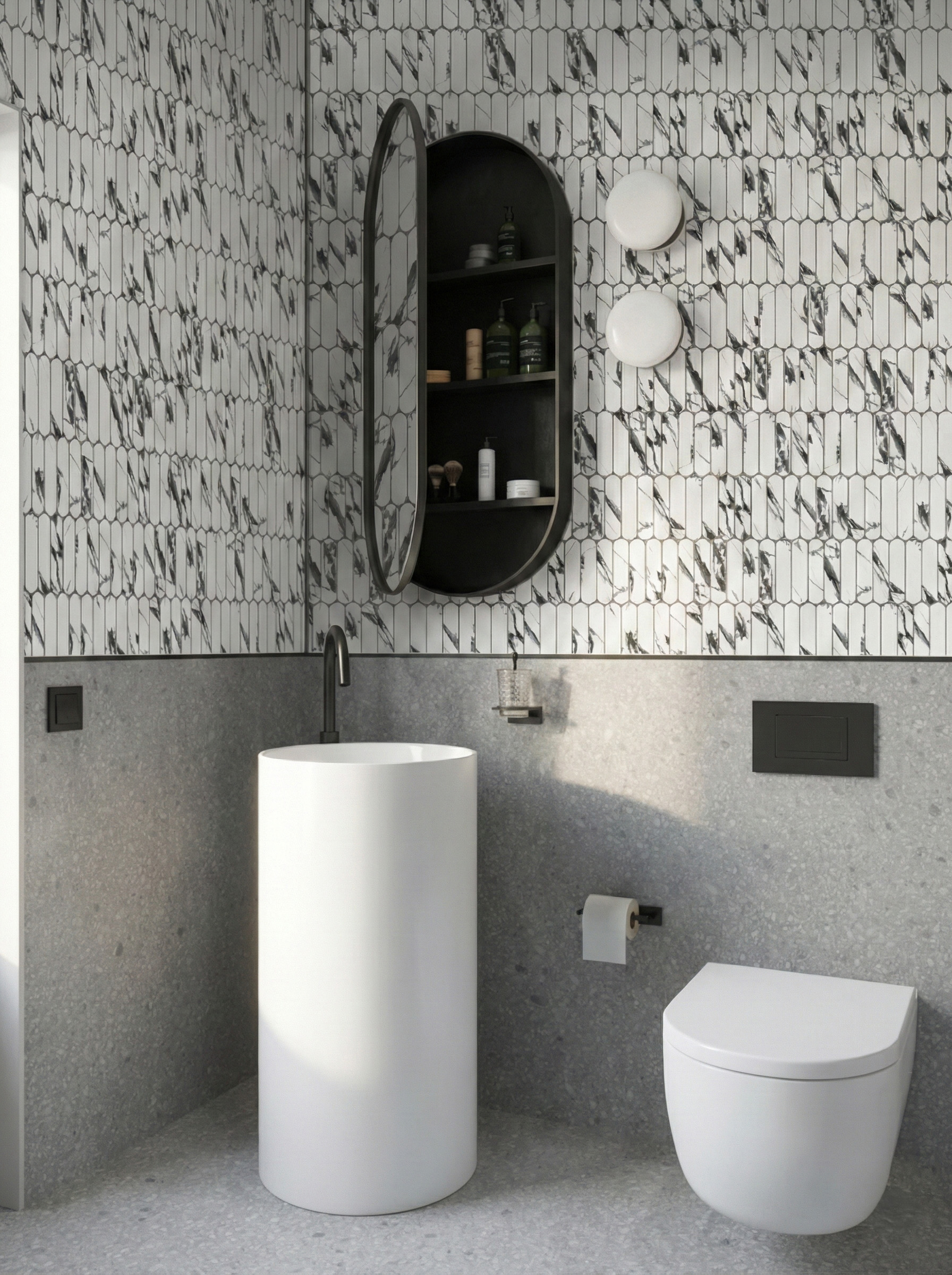 Płytki imitujące marmur na ścianie w małej łazience