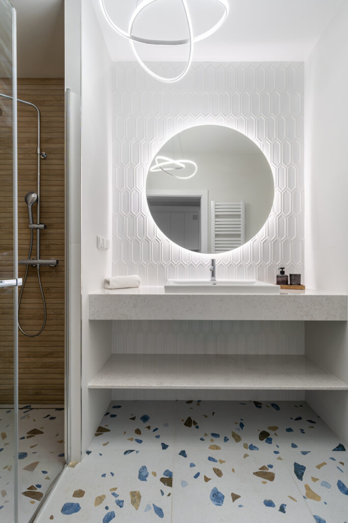 Płytki ścienne z połyskiem optycznie powiększające łazienke